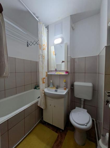 Apartament cu 3 camere semidecomandat, mobilat în Orizont