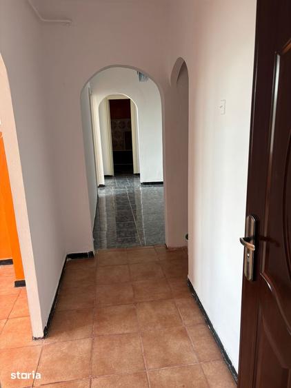 Apartament cu 3 camere decomandat în Alexandru cel Bun
