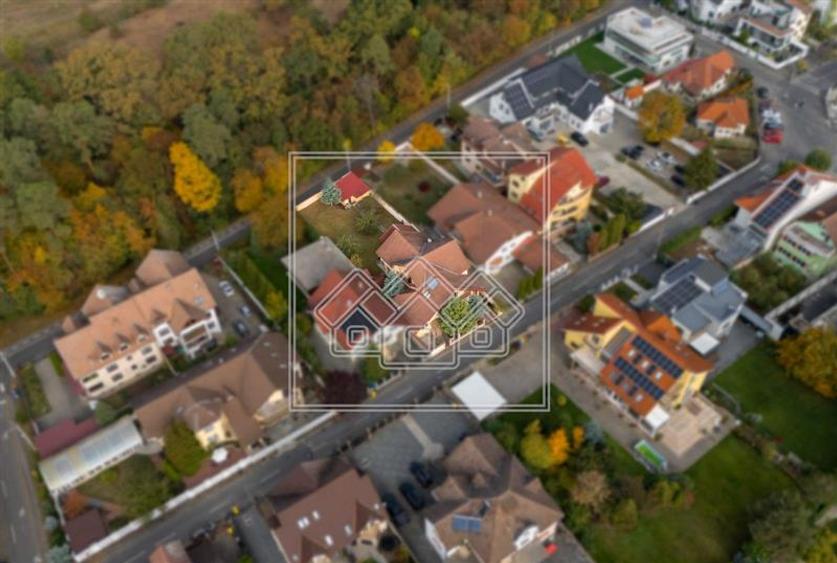 Casă individuală cu 8 camere cu Teren 962 Mp în Sub Arini
