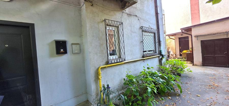 Apartament cu 4 camere semidecomandat în Banu Manta