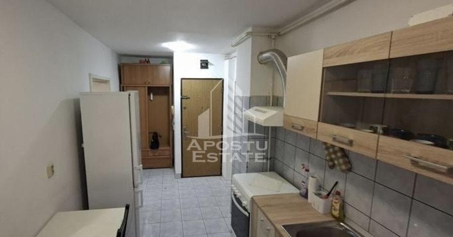 Apartament cu 3 camere semidecomandat, mobilat în Medicină