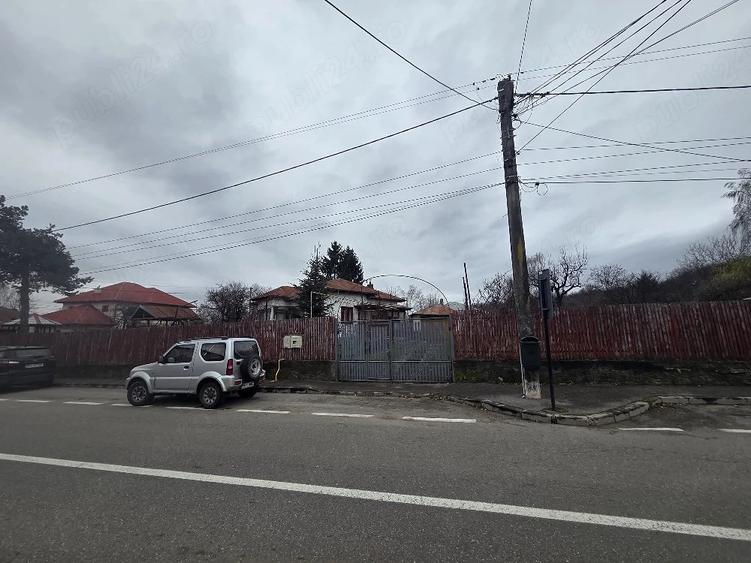 Casă cu 5 camere cu Teren 1000 Mp în Central