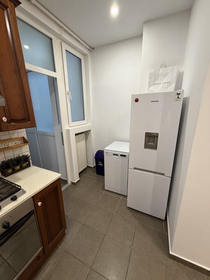 Apartament cu 3 camere semidecomandat, mobilat în Ultracentral