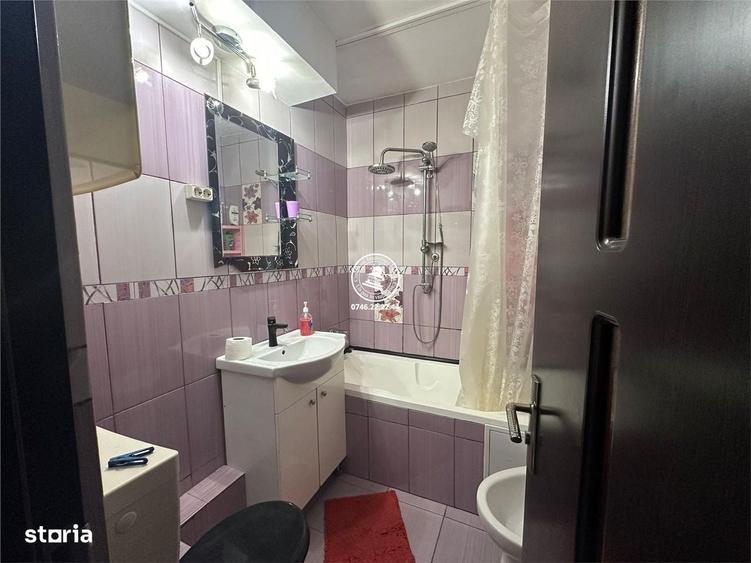 Apartament cu 3 camere semidecomandat, mobilat în Podu Roș