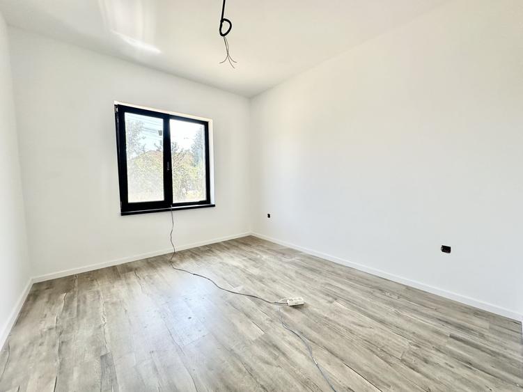 Duplex cu 3 camere cu Canalizare în Albina