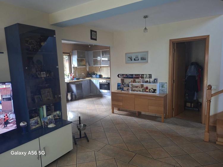 Casă cu 3 camere în Odăi