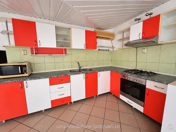 Apartament cu 4 camere decomandat în Central
