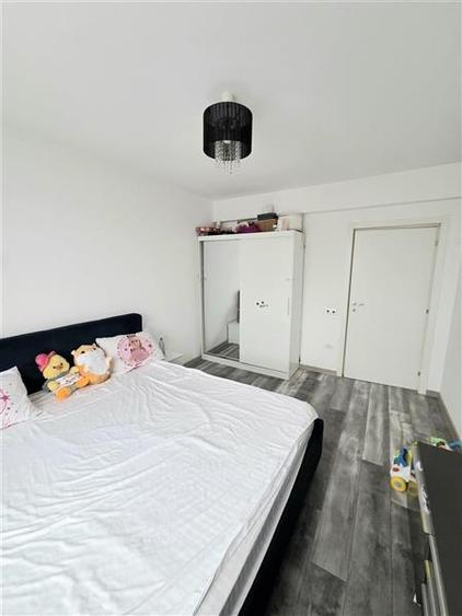 Apartament cu 3 camere decomandat, mobilat în Palazu Mare