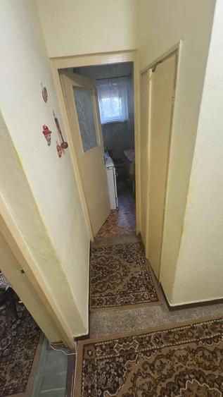 Apartament cu 3 camere semidecomandat în Cetate