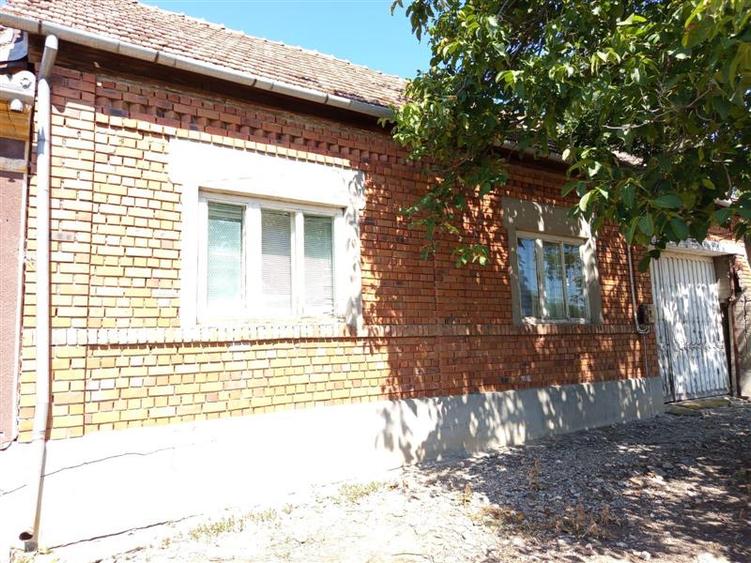Casă individuală cu 5 camere cu Teren 1439 Mp în Iam