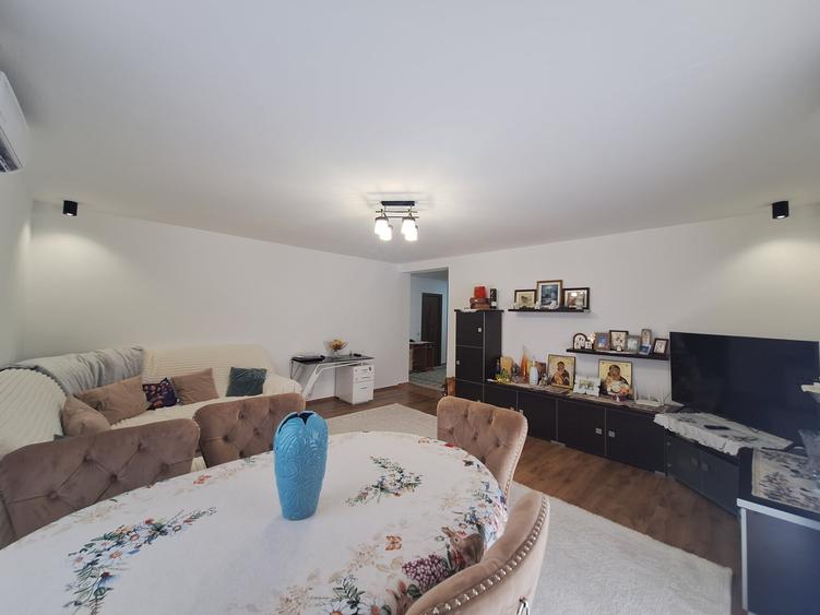Apartament cu 3 camere decomandat, mobilat în Florești