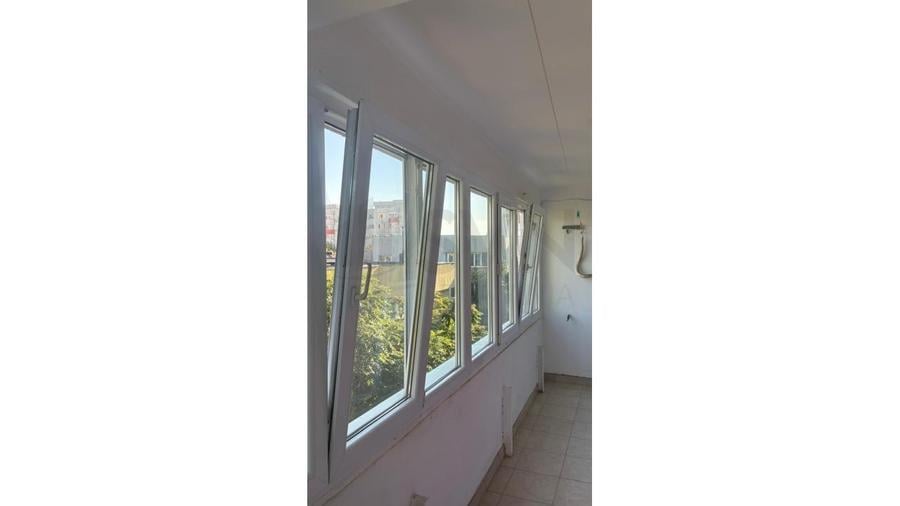 Apartament cu 3 camere semidecomandat, mobilat în P-ța Victoriei