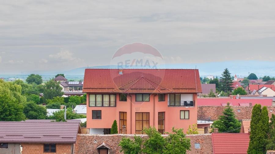 Casă individuală cu 10 camere cu Teren 1300 Mp în Hălchiu