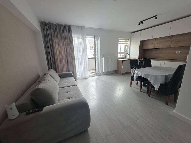 Apartament cu 3 camere semidecomandat în Tractorul
