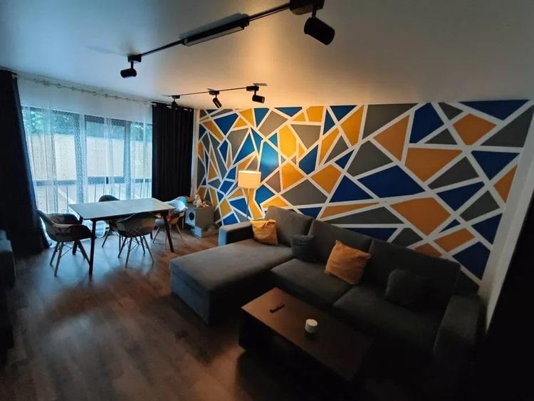 Apartament cu 3 camere semidecomandat, mobilat în Bucium