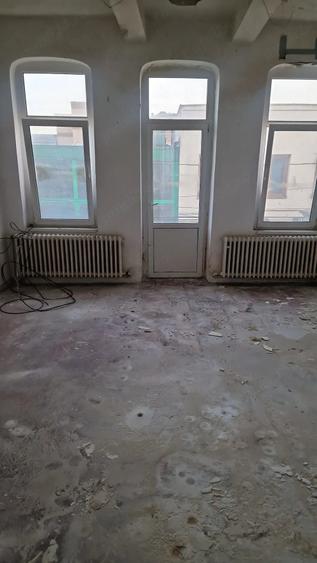 Casă cu 8 camere cu Teren 220 Mp în Calea Victoriei