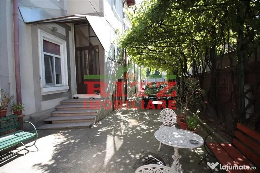 Casă cu 8 camere cu Teren 445 Mp în Orașul de Jos