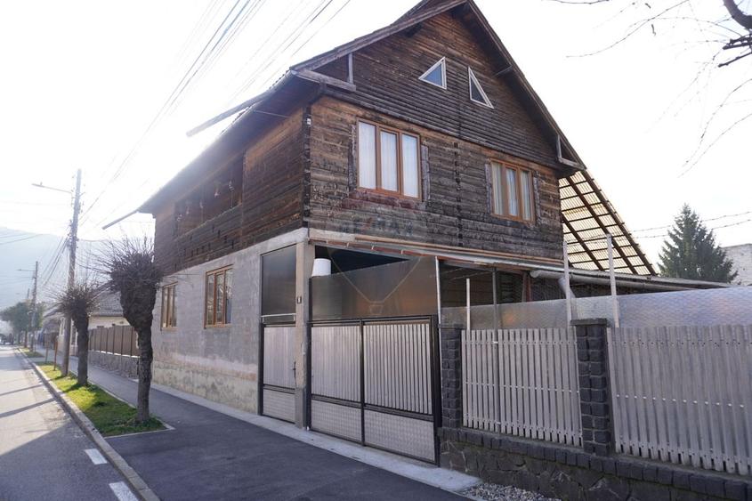 Casă cu 6 camere cu Teren 551 Mp în Vest