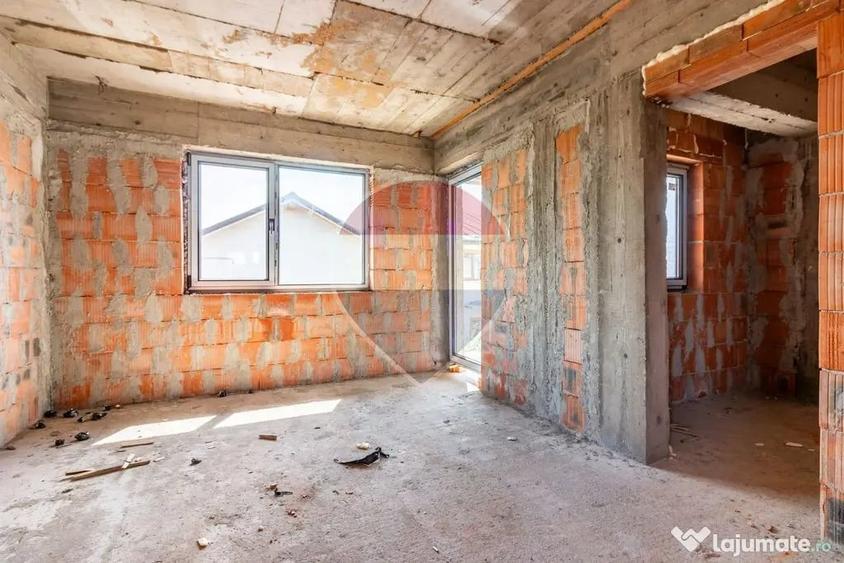 Casă cu 5 camere cu Teren 264 Mp în Central