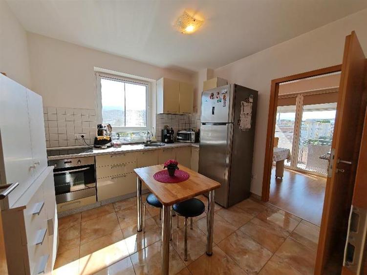 Apartament cu 2 camere decomandat, mobilat în Avantgarden