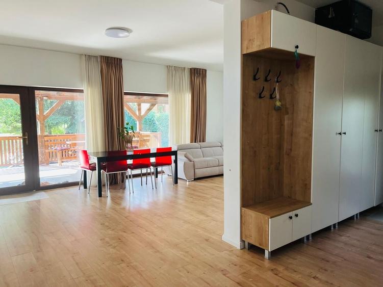 Casă individuală cu 6 camere cu Canalizare în Sadu
