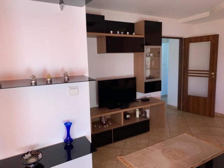 Apartament cu 3 camere decomandat în 1 Mai