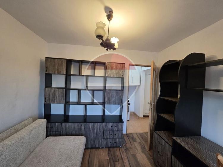Apartament cu 4 camere decomandat, mobilat în Confecții