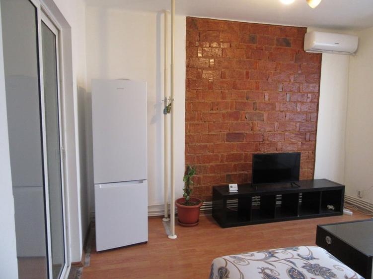 Apartament cu 2 camere semidecomandat, mobilat în P-ța Romană