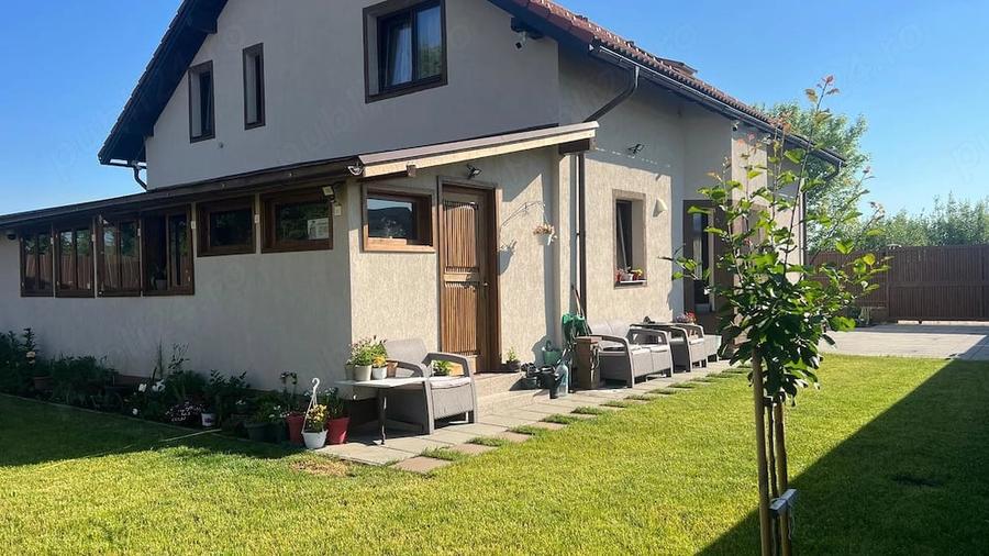Casă cu 12 camere cu Teren 536 Mp în Stupini