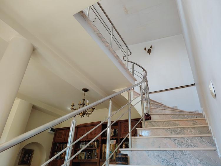 Casă cu 9 camere cu Canalizare în Central