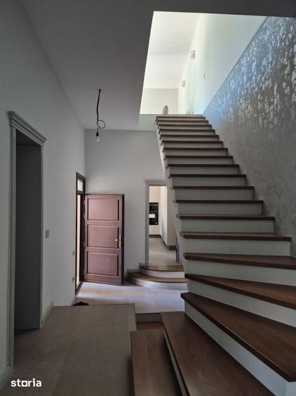 Casă cu 7 camere cu Teren 400 Mp în Central