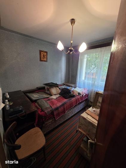 Apartament cu 4 camere decomandat în Tei