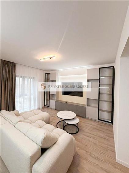 Apartament cu 3 camere semidecomandat, mobilat în Pipera