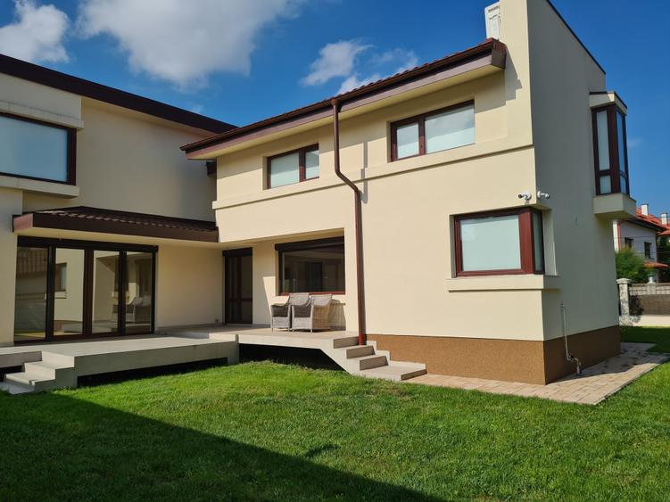 Casă individuală cu 6 camere cu Canalizare în Băneasa