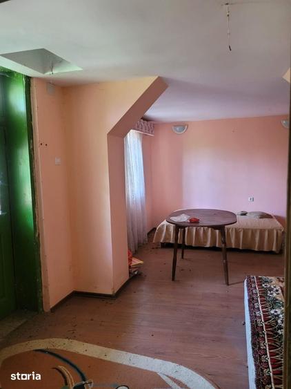 Casă cu 5 camere cu Teren 1300 Mp în Salcia