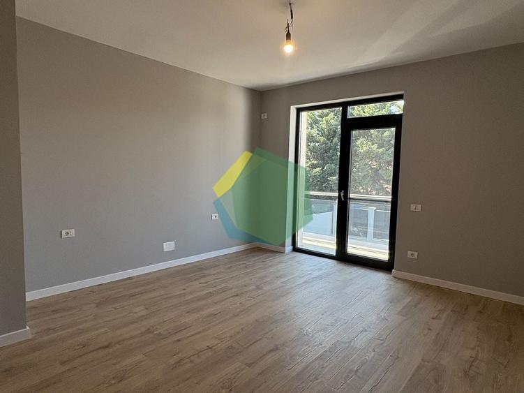 Casă individuală cu 5 camere cu Canalizare în Est