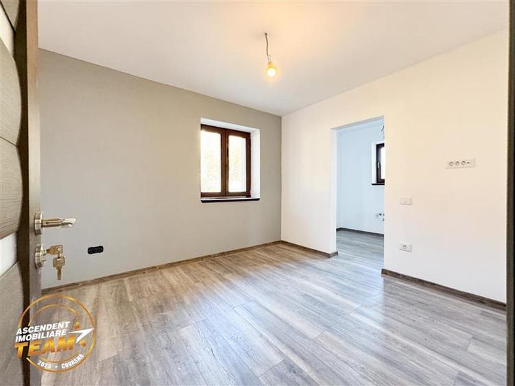 Casă individuală cu 8 camere cu Teren 1348 Mp în Simeria