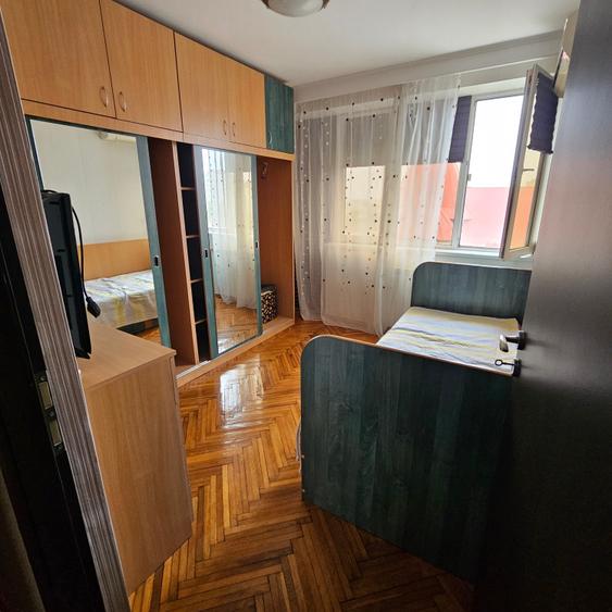Apartament cu 3 camere semidecomandat, mobilat în Gara de Est