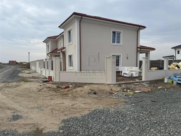 Casă individuală cu 4 camere cu Canalizare în Moșnița Nouă