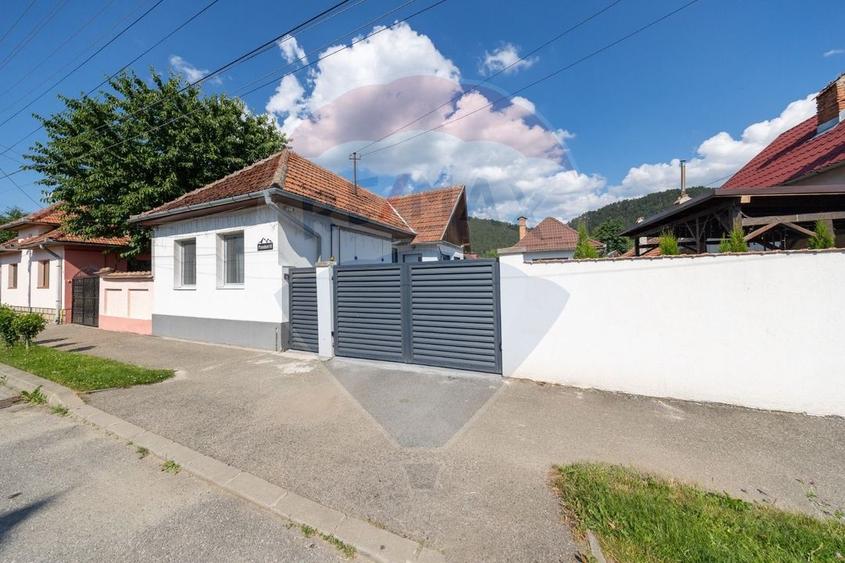 Casă individuală cu 4 camere cu Teren 560 Mp în Central
