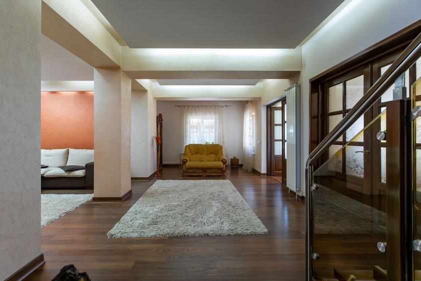 Casă individuală cu 8 camere cu Canalizare în Central