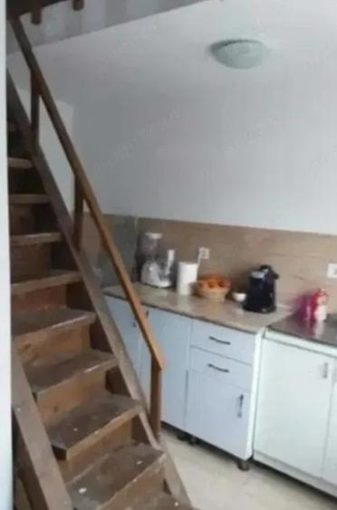 Vând apartament la curte comuna  - 6