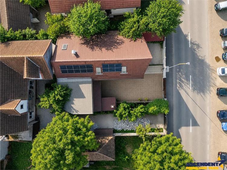 Casă cu Teren 343 Mp în Florilor