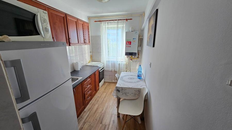 Apartament cu 3 camere semidecomandat, mobilat în Tomis Nord