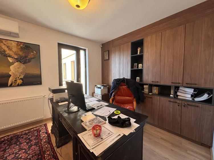 Penthouse cu 5 camere semidecomandat în Timpuri Noi