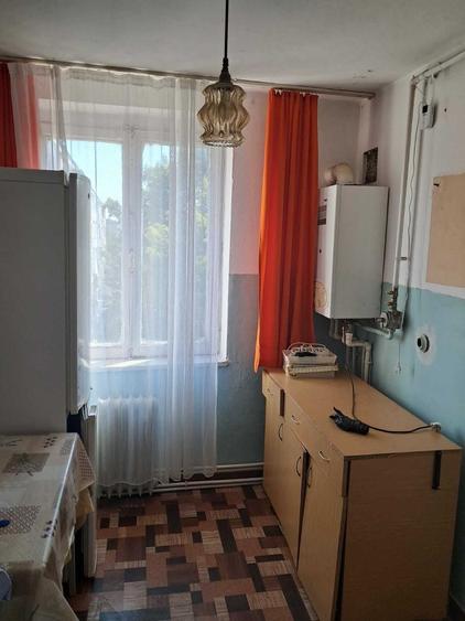 Apartament cu 3 camere semidecomandat în Radu Negru