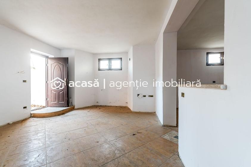Casă individuală cu 9 camere cu Canalizare în Zimandu Nou