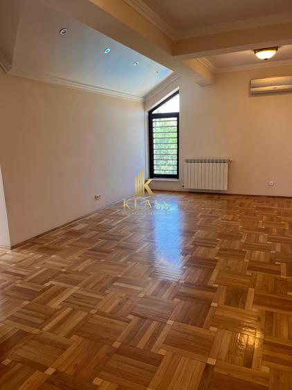 Casă individuală cu 13 camere cu Canalizare în Voluntari