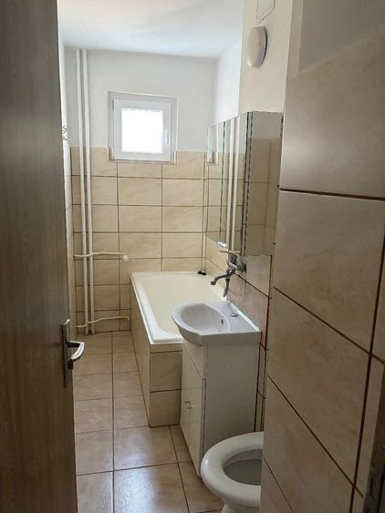 Apartament cu 3 camere semidecomandat în Banat