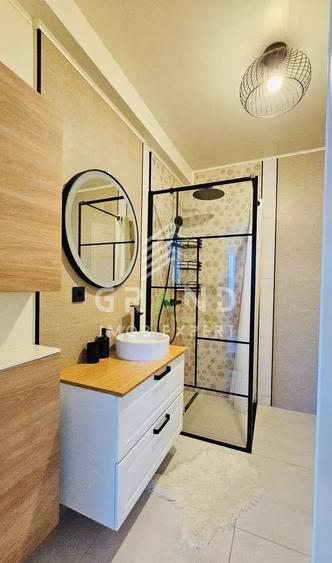 Apartament cu 3 camere semidecomandat, mobilat în Florești
